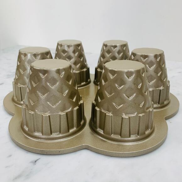 WILLIAMS-SONOMA Nordic Ware Ice Cream Cone Cupcake Pan 4.5 Cups Gold USA EUC - Picture 3 of 8
